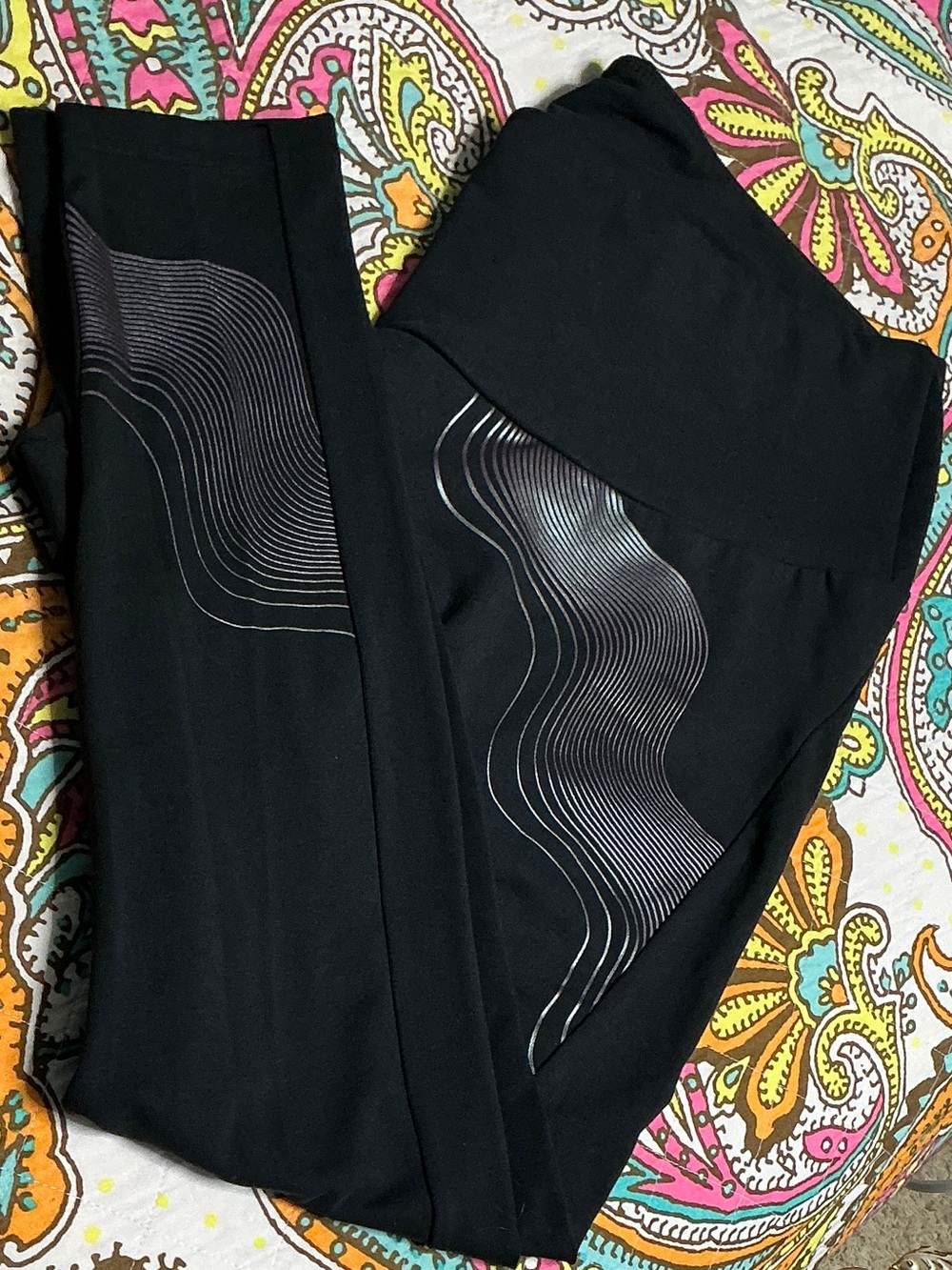 Black Women's High-Waist Legging with Subtle Iridescent Wave Print